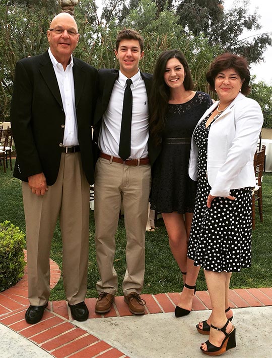 Лен Хоменюк и семейството му на дипломирането на дъщеря му, 24 май, 2015